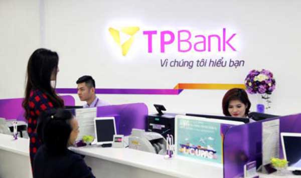 Khách hàng có thể mở thẻ ATM TPBank tại quầy giao dịch