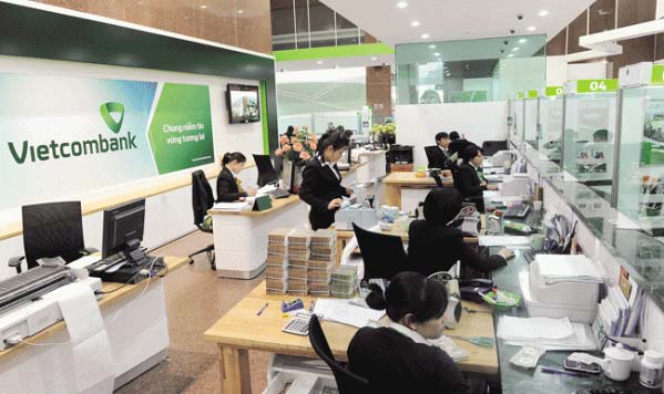 Khách hàng có thể chuyển tiền liên ngân hàng tại quầy Vietcombank