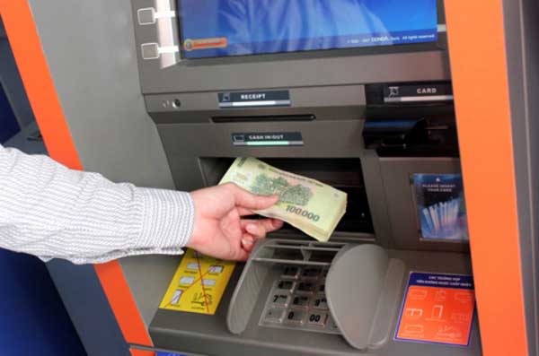 Nạp tiền vào tài khoản ngân hàng tại máy ATM