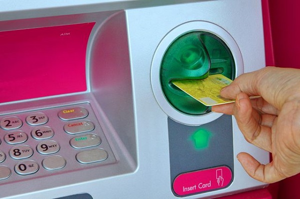 Lưu ý khi rút tiền bằng thẻ ATM SacomBank khác ngân hàng