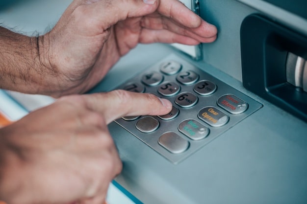 Trong quá trình tra số tài khoản VCB tại ATM, bạn nên thao tác cẩn thận để tránh lộ thông tin