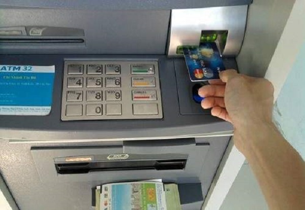 Vì sao ngân hàng phải để số dư tối thiểu trong thẻ ATM?