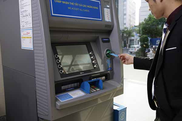 Hướng dẫn cách rút tiền thẻ ATM SacomBank tại cây ATM