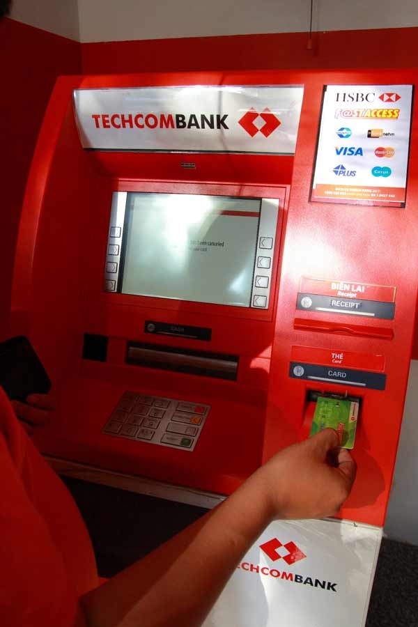 Rút tiền từ thẻ tín dụng Techcombank tại cây ATM