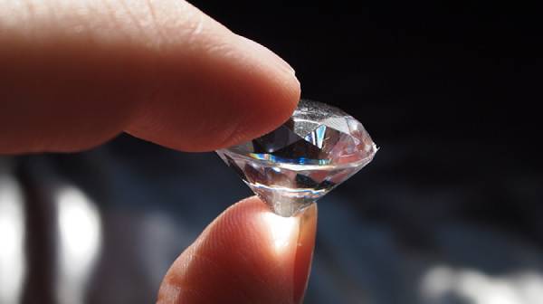 1 carat kim cương bằng bao nhiêu tiền?